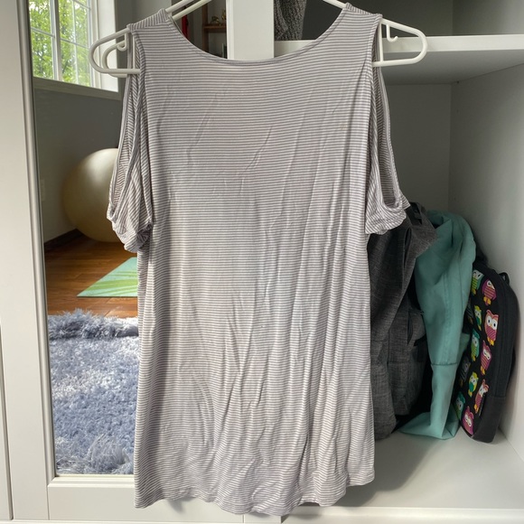 Striped V-cut top with cross. - Picture 3 of 4